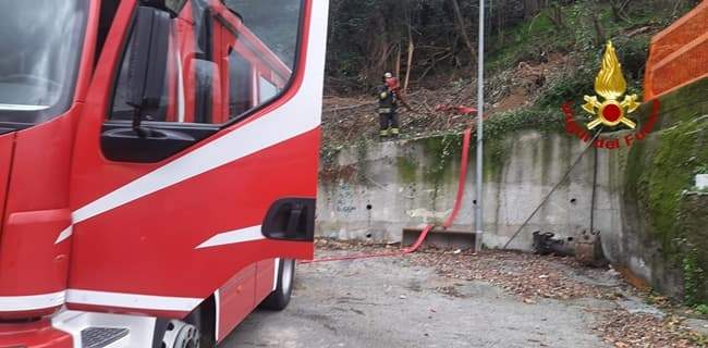 Escavatore provoca fuga di gas in via Albisola a Genova