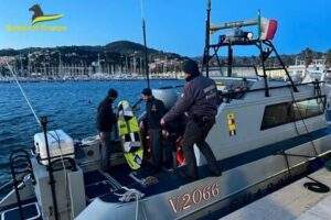 Finanza 0 salva un 50enne surfista in difficoltà nel mar Ligure