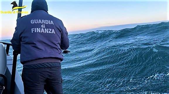 Difficile soccorso ad un surfista 50enne in difficoltà nel mar Ligure – VIDEO