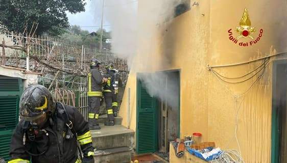 Incendio in via Mottachiusura a Quezzi, distrutta una cucina