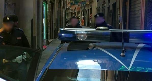 Spacca il parabrezza di un’auto e aggredisce i poliziotti, arrestato a Genova