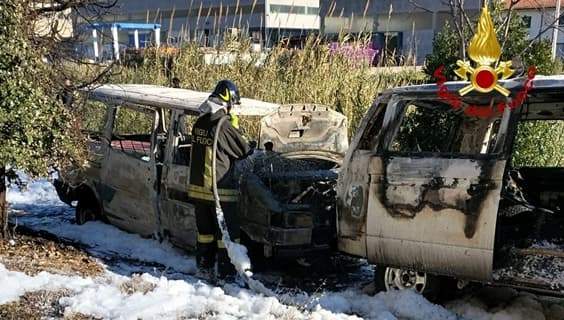 Due furgoni distrutti dalle fiamme a Casarza Ligure