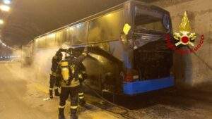 Fiamme 2 bus con 52 viaggiatori sulla A7 Genova - Milano