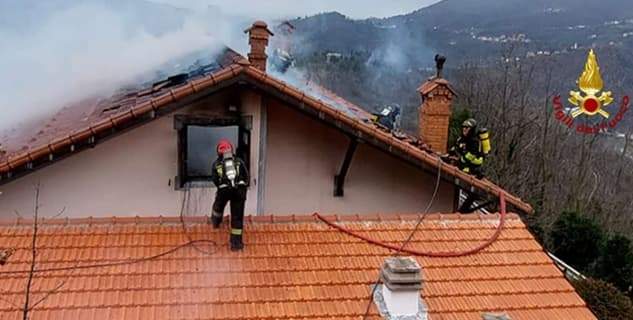 Fiamme in una villetta sulle alture di Genova, 2° piano inagibile