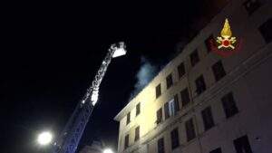 Incendio 1 tetto condominio in via Piacenza Genova