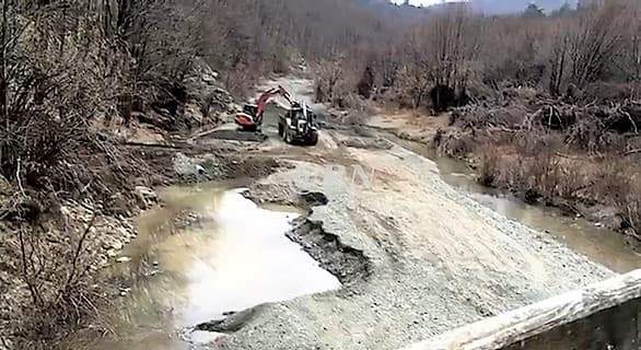 Sassello, pulizia al torrente Erro al ponte (chiuso) del lago dei Gulli – VIDEO