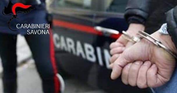 Prima insulta la ex alla partita di calcio del figlio, poi cerca di sfondare la porta, arrestato