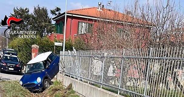 Perde il controllo dell’auto e finisce fuori strada sulla SP29 in Val Bormida