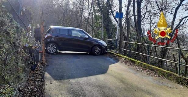 Tradito dal navigatore con l’auto incastrata, soccorso dai Vigili del fuoco Genova