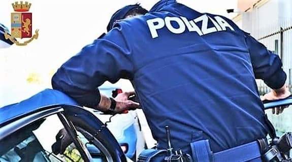 Chiama il 118 per una visita in ospedale mentre sta evadendo dai domiciliari, arrestato