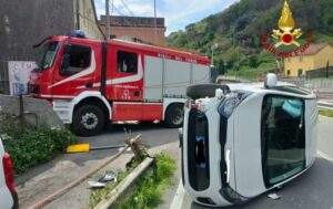 Genova Voltri incidente auto capottata