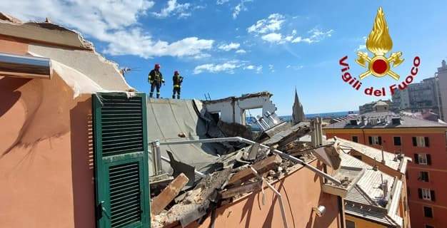 Crolla un tetto e un muro cade in via Ratti a Genova, nessun passante ferito