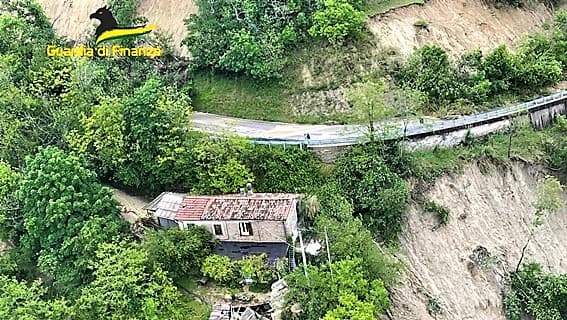 Guardia di Finanza salva anziana isolata da due giorni in Emilia-Romagna VIDEO