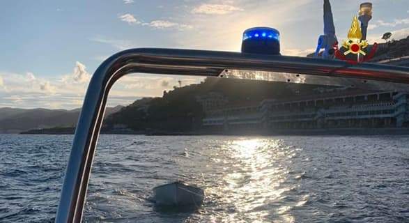 Affonda barca a vela al largo di Arenzano, intervento dei Vigili del fuoco