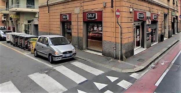 Rapina alla macelleria Dalf di Genova, sei colpi di pistola nella fuga