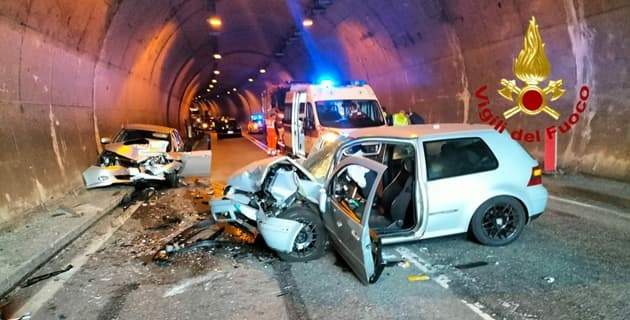 Grave incidente stradale a Torriglia, 6 persone ferite di cui 2 bimbi