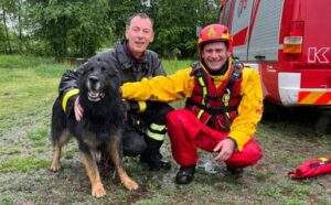 Vigili del fuoco soccorso cane nel fiume in Piemonte