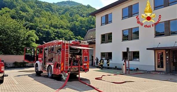 Incendio in una fabbrica a Rossiglione, intervento Vigili del fuoco