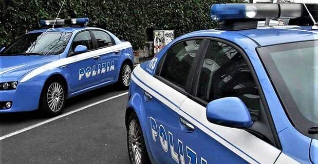 Colpisce un anziano e gli ruba il motorino, ma viene fermato dai passanti a Genova