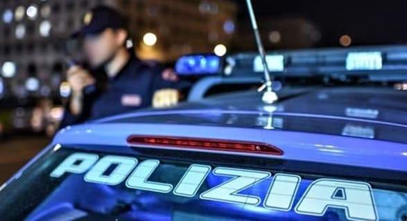 Evade dai domiciliari poi resta chiuso fuori, prende a calci la porta e viene arrestato