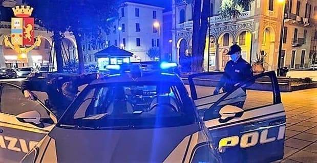 Veloce in moto lo fermano per un controllo e trovano cocaina, arrestato a Genova