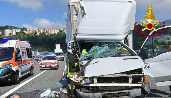 Tamponamento sulla A10 al ponte San Giorgio, un ricovero in codice giallo