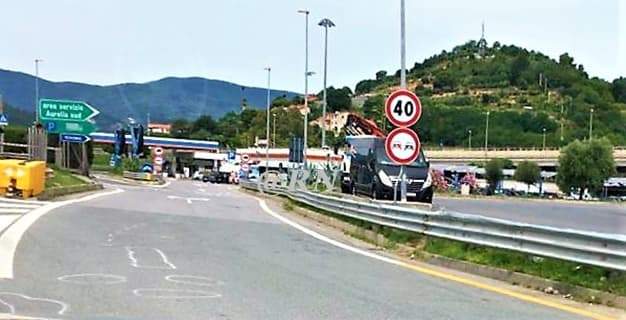 Scontro tra auto allo svincolo autostradale di Savona, bimbo in codice rosso al Gaslini