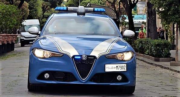 Ruba bici elettrica, preso si scaglia contro i poliziotti, arrestato a Savona