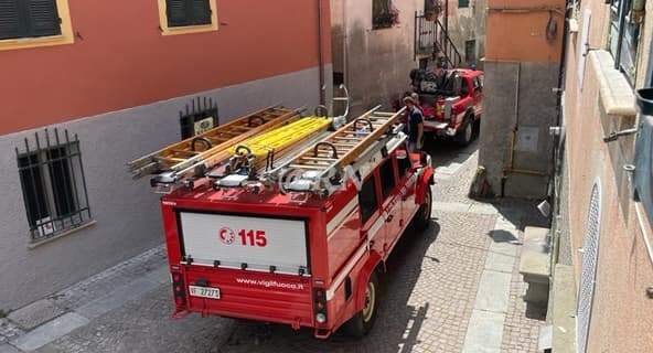 Incendio in un giardino di via dei Perrando a Sassello