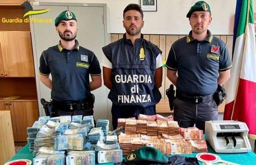 Fermato al confine di Ventimiglia con 900 mila euro, denunciato