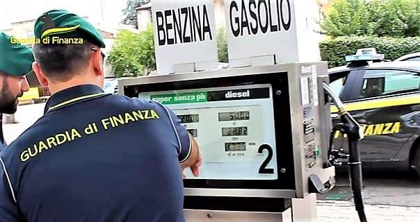 Aumento prezzi carburanti, la Finanza controlla i distributori, 240 irregolarità riscontrate – VIDEO