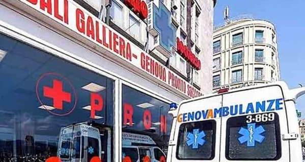 Sempre in prognosi riservata la 61enne colpita a pietrate ieri a Genova