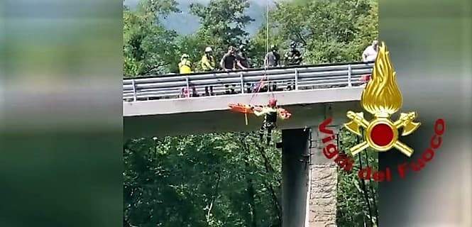 Incidente in moto al ponte di Davagna Genova, donna in codice rosso – VIDEO