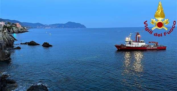 Vede una grossa bomba mentre si tuffa a Nervi, divieto di balneazione