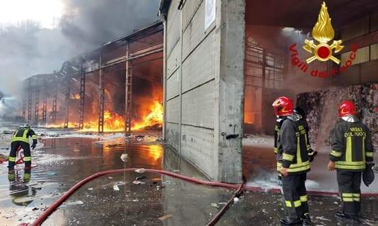 Imponente incendio presso una ditta di riciclo a Genova Sant’Olcese – VIDEO