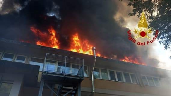 Fiamme al tetto della scuola di Mignanego a Genova