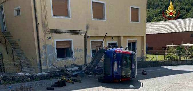 Perde il controllo dell’auto e finisce su di un fianco a Genova Mignanego