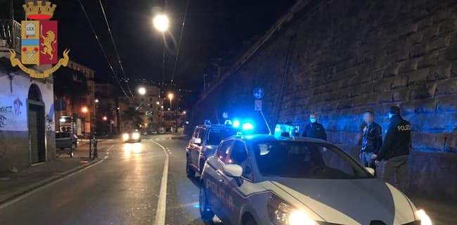 Alle 2 di notte forza saracinesca con la smerigliatrice, arrestato a Genova