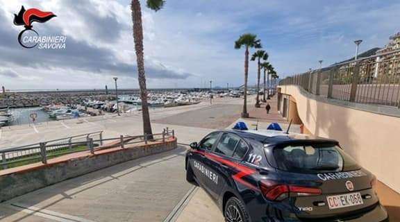 Furti in spiaggia beccato 24enne nel Ponente savonese