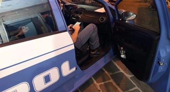 Gli ruba un iPhone e lo minaccia di morte, arrestato 27enne a Genova