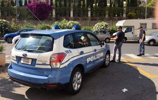 Colpiva le auto in sosta con 3 coltelli, arrestato 41enne a Savona