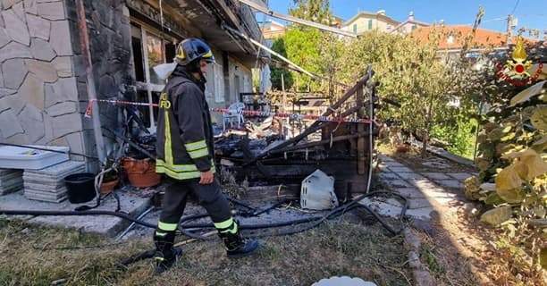 Esplodono due bombole, grossi danni ad una palazzina di Casarza Ligure