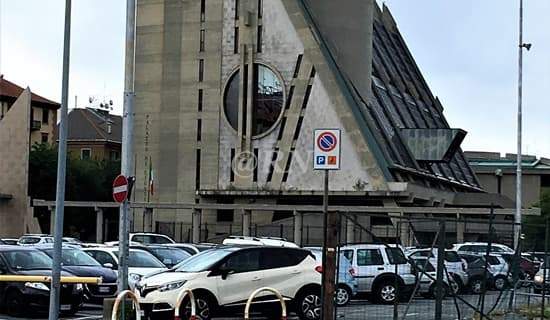 Danni all’esterno di un centro commerciale, 23enne arrestato a Savona nella notte