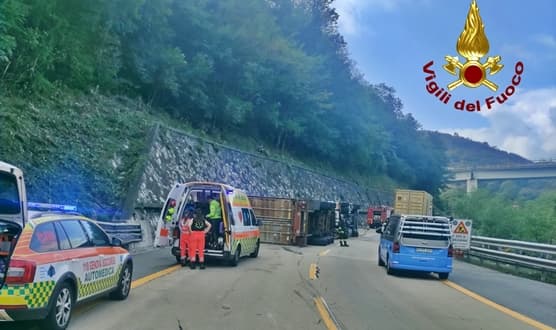 Camion di traverso sulla A7, autista 45enne al San Martino di Genova