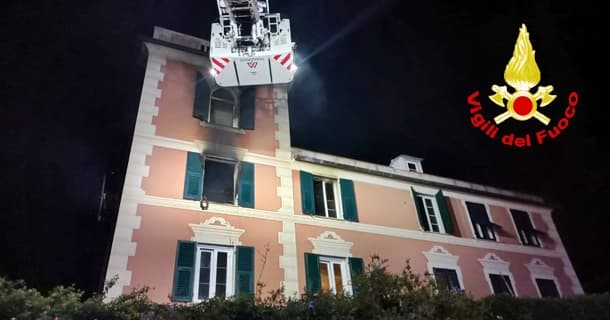 Incendio in corso Europa a Genova, appartamento in fiamme