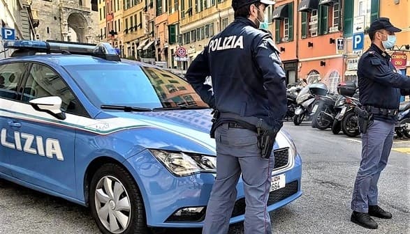 Sradica paletto di ferro e lo usa come arma, 26enne arrestato a Genova