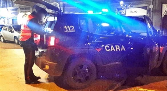 Strappano borsa e catenina e poi fuggono col bus, arrestati a Genova