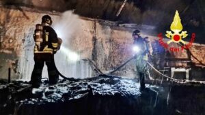 Genova 6 incendio capannone a Molassana