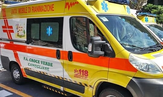 Bici contro auto, 20enne grave al San Martino per incidente a Recco