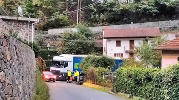 Autotreno bloccato in una curva a Teglia di Stella